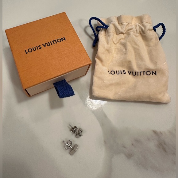 Louis Vuitton Essential V Stud Earrings - Picture 4 of 4